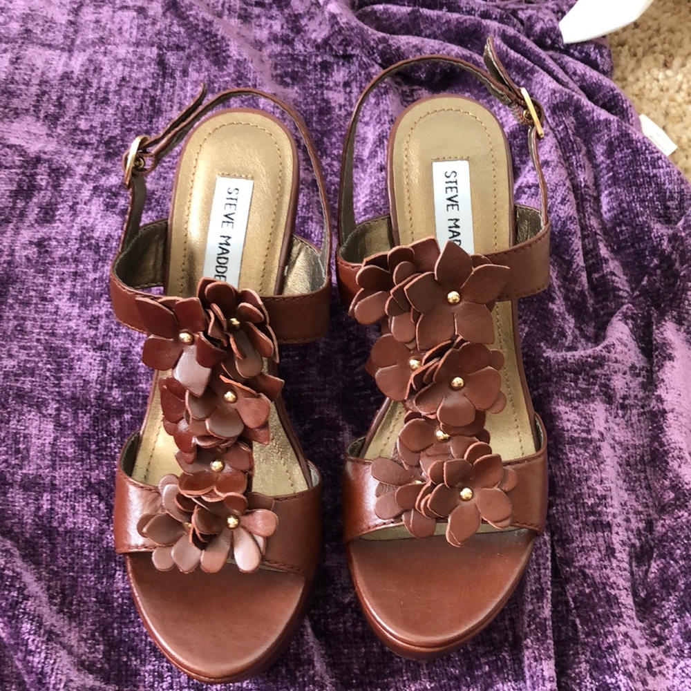 Brown flowered Wedges
